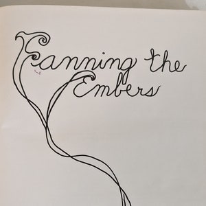 Op de afbeelding: Een zwart-witte illustratie van een hand die een hoop gloeiende kolen aanblaast. De tekst "Fanning the Embers" is geschreven in een gestileerd lettertype boven de illustratie.