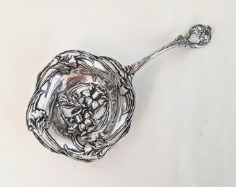 Alvin sterling 'Majestic' pierced Bonbonniere spoon; Art Nouveau daffodil pattern, 180 grams, 9 1/2 inches long