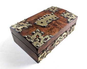 Messingmontierte Nussbaum Maser Holz Kartenbox, 19.