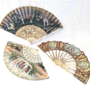 3 leques de mão dobráveis europeus antigos, 2 com motivos chineses, varetas esculpidas e perfuradas, papel pintado à mão, detalhes dourados