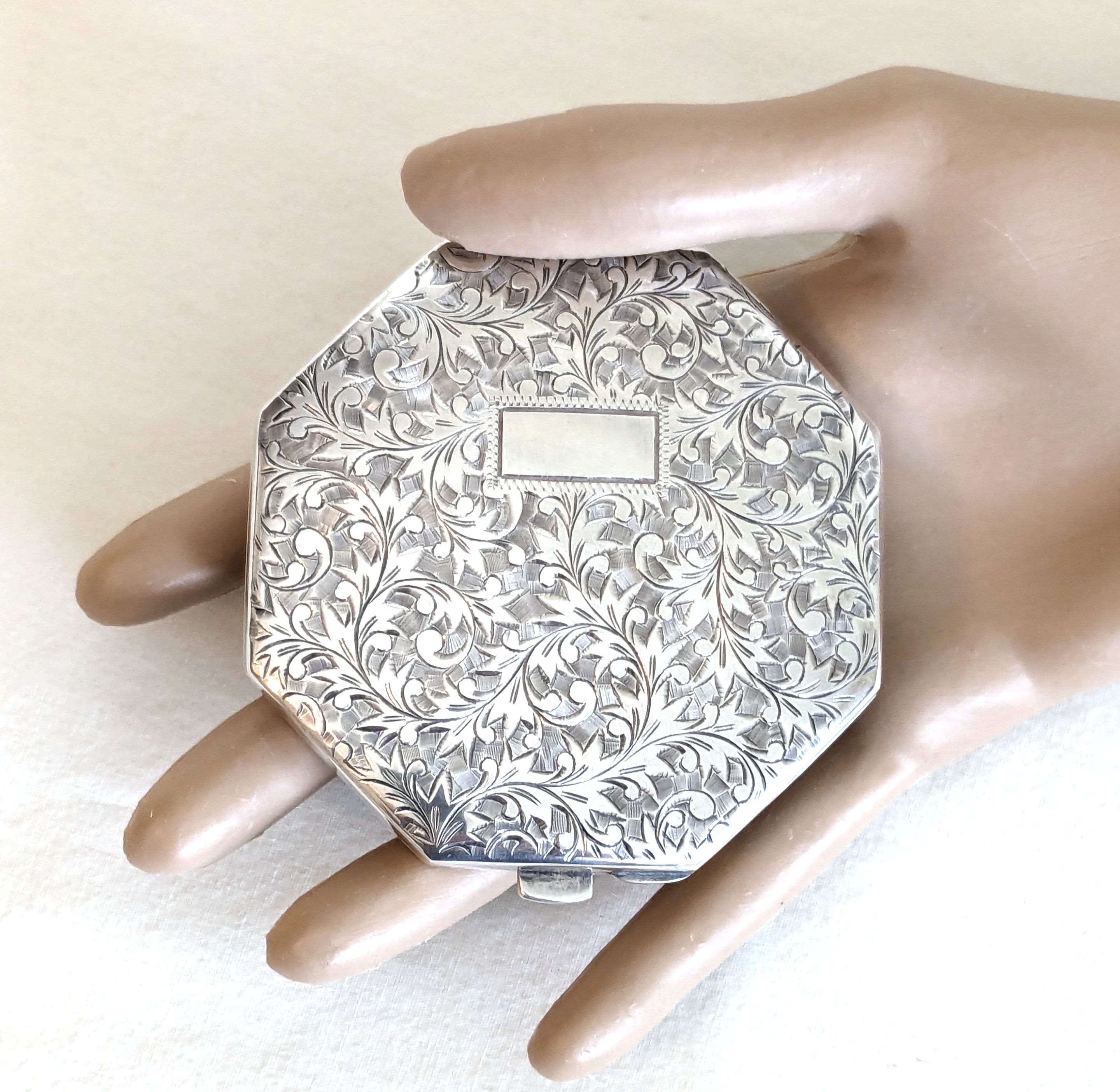 柴*a様 【ヴィンテージ】STERLING SILVER 950 コンパクト Vintage Japanese .950 Silver Compact: Hand Chased Octagonal Design