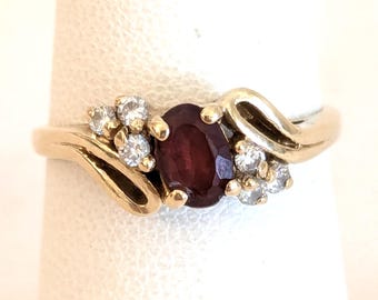 Pierścionek z granatem ze złota próby 14k: owalny czerwony kamień szlachetny, akcenty diamentowe, rozmiar 6