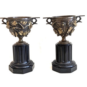 Französisches Urnenpaar aus Bronze und schwarzem Marmor; 24 cm Durchmesser