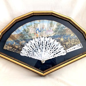 Leque francês antigo emoldurado e pintado à mão, com varas de madrepérola perfuradas e esculpidas; 10 1/2 A x 19 L polegadas