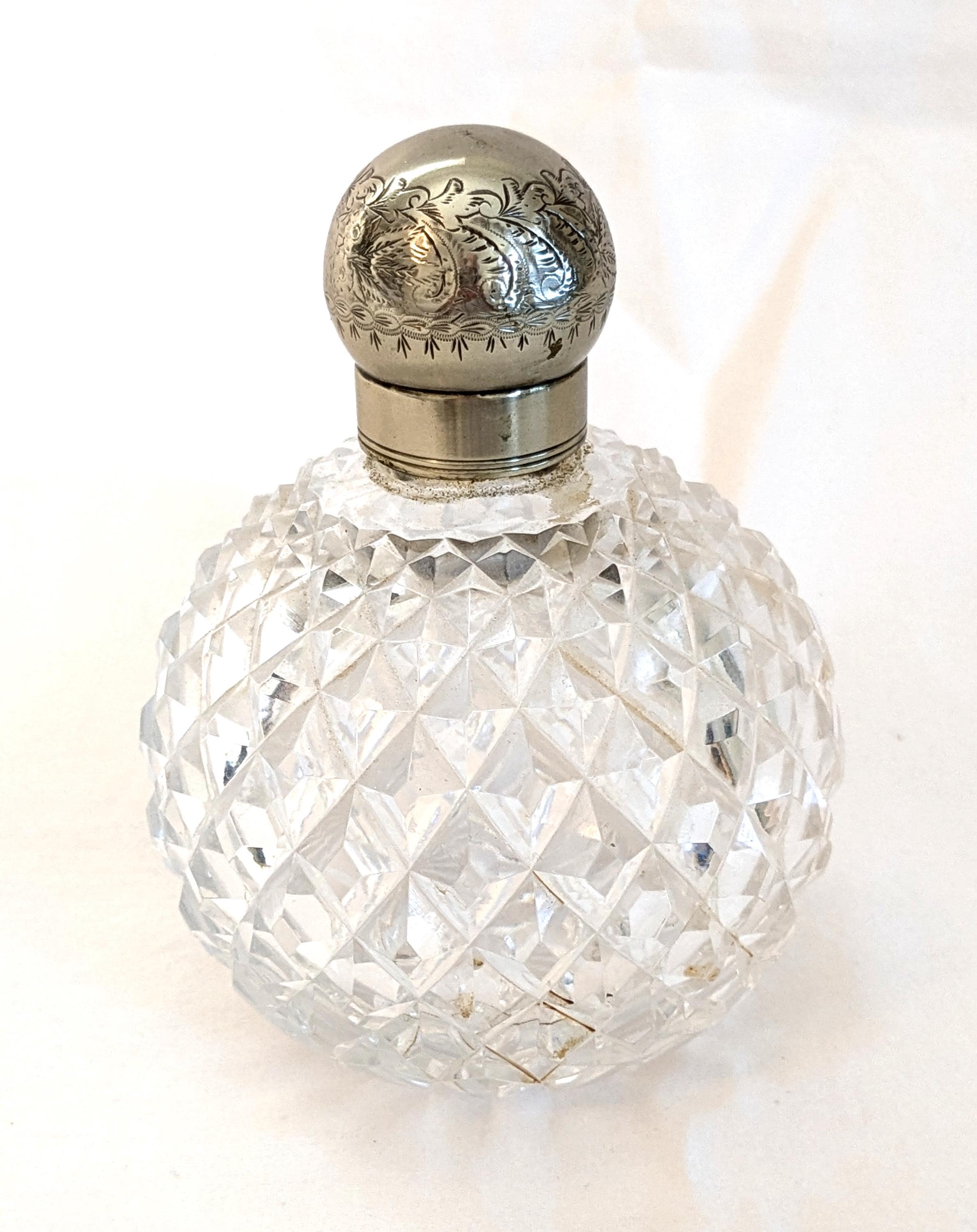 美品 1901年製 英国製◆蓋の下側純銀製 瓶は切子 多面カット蓋付小瓶/香水瓶 カットガラスの香水瓶：銀メッキキャップ、ダイヤモンドスターパターン