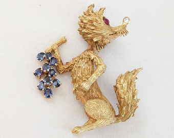 Brosche Fuchs und Trauben, 750er Gold mit Edelsteinen: Saphir-Trauben, Rubin-Auge, Diamant-Nase; 2 1/8 H x 1 3/4 B x 1/2 T Zoll, 23 Gramm