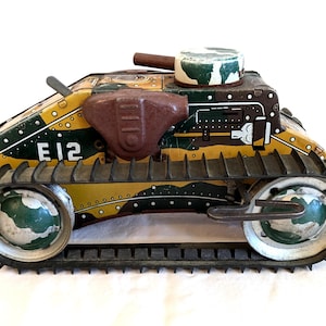 ヴィンテージ ルイ・マルクス ゼンマイ式おもちゃの戦車：火花、ゴム