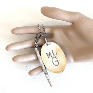 Kaarthouder Carnet du bal / dance, vergulde omslag van Calvaire sterling met 5 celluloid kaarten, AXT sterling vulpotlood, 'MLG'-monogram