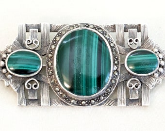 Broche en argent sterling sertie de malachite et de marcassites ; 2 3/8 x 1 1/8 x 1/4 pouces, 17 grammes