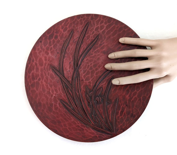 鳳凰彫刻 赤い漆器の盆　鎌倉彫 鳳凰彫刻 赤い漆器の盆 鎌倉彫 伝統工芸品 漆器 黒色彫刻模様の鎌倉彫