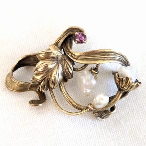 14k gold Art Nouveau small brooch, 3 baroque pearls, 1 pink-purple gemstone, has hook, 1 1/8 W x 3/4 H x 1/4 D inches, 2.2 grams