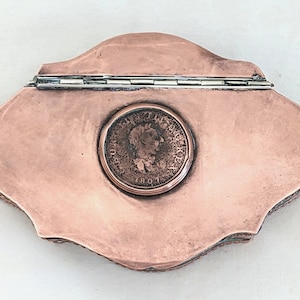 Versilberte Kupfertabakdose aus der British Regency-Zeit, 1807 George III-Münze auf Deckel, 1 H x 4 3/4 B x 3 T Zoll