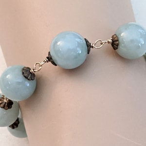 14k gold & light green jadeite beaded link bracelet; 7 inches long, beads 11 mm