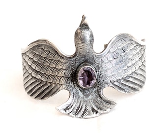 Sterling-vogelmanchetarmband, amethistaccent, uitgestrekte vleugels, bes in snavel, 7 inch lang