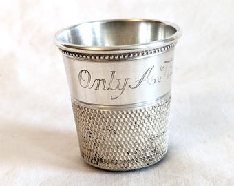 Nieuw borrelglas / jigger van sterlingzilver: "Only A Thimbleful" met monogram