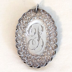 Porte-carnet du bal/cartes de danse, couverture en argent sterling avec cartes en celluloïd, fabrication américaine au début du XXe siècle, monogramme « B » taille lumineuse