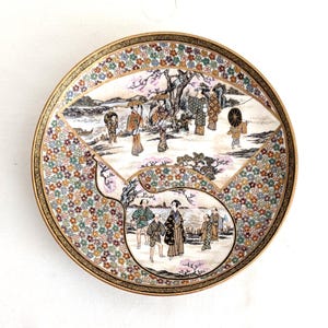 Späte Meiji-Ära Japan Satsuma, Hozan kleiner Anschausteller, Szenen von Menschen in der Natur; 37 cm H x 15,5 cm