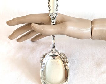Cuchara de servir de plata esterlina de Antique Mechanics, modelo "Eugenie": sin monograma, 7,25" de largo.