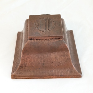 Gehamerde koperen inktpot uit de Arts & Crafts-tijdperk, MCO'D-monogram, 2 1/2 h x 4 5/8 w, geen glazen inzetstuk