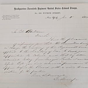 Pode incluir: Carta manuscrita em papel envelhecido do Quartel-General do Vigésimo Regimento de Tropas de Cor dos Estados Unidos, datada de 5 de junho de 1864 em Nova Iorque. A carta é dirigida a S.C. Bartrane.