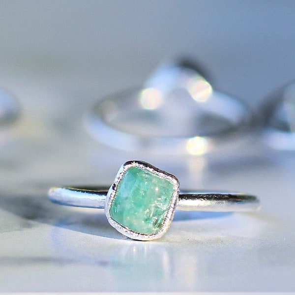 Raw Emerald Silver Ring, Stackable, May Birthstone Gift, Green Crystal Ring, Emerald Birthstone Jewelry, May Birthday Gift, Raw Stone Ring