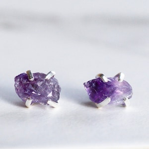 Amethyst Ohrstecker, Rohstein Ohrstecker, Amethyst Ohrringe, Heilstein Ohrringe, Februar Geburtsstein, Geschenk für sie