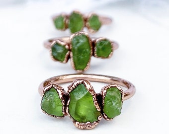 Peridot Birthstone Jewelry, Raw Peridot Crystal Ring, Peridot Birthstone Ring, Three Stone Ring, August Birthstone Ring, Copper Gemstone Rin