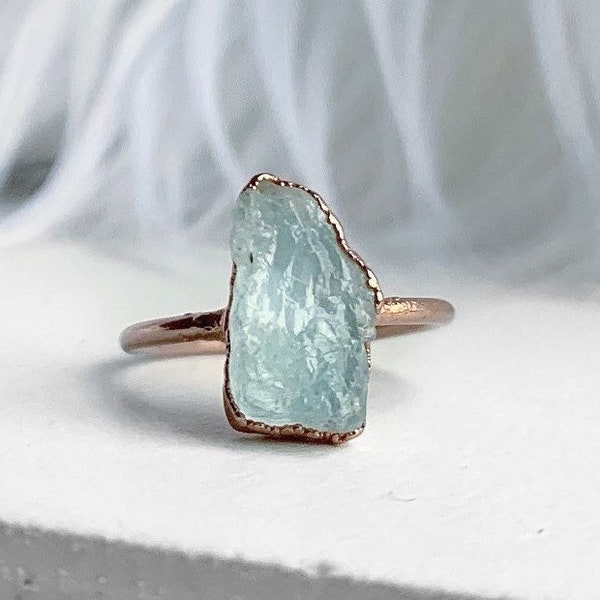 Bague aigue-marine brute, bijoux en pierre de naissance, bague en pierre de naissance de mars, bague en cristal brut, bague en pierre aigue-marine, bague en cuivre, bijoux aigue-marine