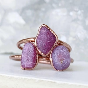 Zarter Rubin Stapelring, kleiner roher Rubin Ring, Juli Birthstone Stapelring, Juli Birthstone Schmuck, Juli Geburtstagsgeschenk für sie