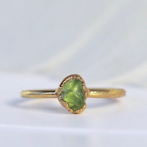 Bague péridot brute en or, bague en or avec pierre de naissance d'août, bijoux de pierre de naissance de péridot, cadeau de pierre de naissance d'août, cadeau d'août pour elle, pierre de naissance C
