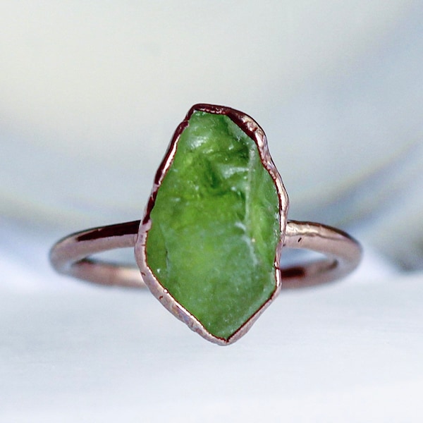 Raw Peridot Ring, Peridot Birthstone Jewelry, August  Birthstone Ring, Green Crystal Ring, Peridot Stone Ring, Copper Crystal Ring, Natural