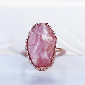 Grobstrick Roh Rosenquarz Kupfer Ring, Elektrogeformter Kristall Statement Ring