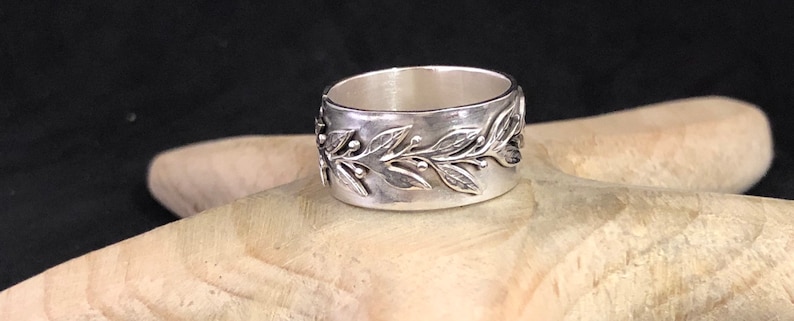 Fancy leave patterned ring band