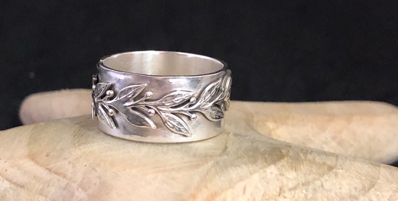 Fancy leave patterned ring band