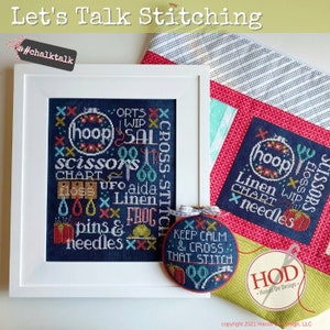 Pode incluir: Um design de ponto cruz emoldurado com as palavras "Let's Talk Stitching" e uma variedade de termos de costura, incluindo "hoop", "scissors", "floss", "linen" e "pins & needles". Há também um design de ponto cruz redondo menor com as palavras "Keep Calm & Cross That Stitch".