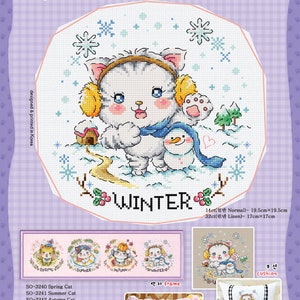 Könnte beinhalten: Ein Kreuzstichmuster mit einer weißen Katze, die einen blauen Schal und Ohrenschützer trägt und einen Schneemann hält. Die Katze steht auf einem verschneiten Weg mit einem kleinen Haus im Hintergrund. Das Muster trägt den Titel "Winter Cat" und umfasst die Abmessungen 19,5 cm x 19,5 cm für 14ct Stoff und 17 cm x 17 cm für 32ct Stoff.