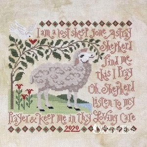 Könnte beinhalten: Kreuzstich-Stickerei mit einem weißen Schaf, einem Vogel und grünen Blättern. Der Text lautet "Ich bin ein verlorenes Schaf, das sich verirrt hat Hirte finde mich das bitte ich Oh Hirte höre auf mein Gebet und halte mich in deiner liebevollen Obhut 2020"