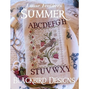Puede incluir: Patrón de punto de cruz para un sampler con un pájaro en una rama con bayas y hojas. El patrón incluye el alfabeto y el texto "Loose Feathers Summer, Part 1 of 3, Blackbird Designs".