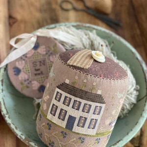 Faded Garden Pinkeep Drum and Needle Keep de Stacy Nash Primitive Designs (2023) - esquema de punto de cruz