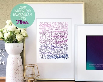 Op de afbeelding: Twee ingelijste prints met tekst, één met een verloop van paarse en blauwe tekst over Enneagram Type Vier, en de andere een donkerpaars en blauwgroen vierkant. Een witte vaas met witte rozen, een gouden kaarsenhouder en een letterbord zijn aanwezig.