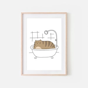 Puede incluir: Un dibujo a línea de un gato atigrado marrón tomando un baño en una bañera blanca con una ducha arriba. El gato parece cansado y tiene una expresión gruñona. El fondo es una pared de azulejos blancos.