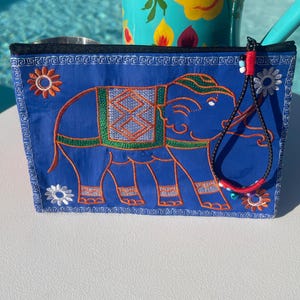 Sacchetto con ricamo a forma di elefante con cerniera e cordino elastico decorativo con campanellino e perline