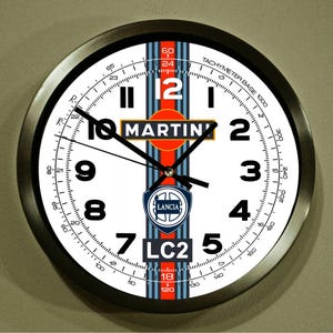 Die Lancia LC2 (Lancia-Ferrari) Martini Racing Wanduhr. Martini & Rossi