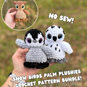 Peut inclure: Un ensemble de patrons de crochet avec deux peluches d'oiseaux des neiges, l'une grise et noire, l'autre blanche avec des taches noires. L'image comprend une peluche hibou en bonus. Le texte indique "Snow Birds Palm Plushies Crochet Pattern Bundle!" et "No Sew!"