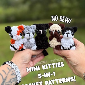 Puede incluir: Cinco mininos de ganchillo en varios colores, incluyendo negro, blanco, naranja y gris. Se muestra el texto "NO SEW!" y "MINI KITTIES 5-IN-1 CROCHET PATTERNS!". Los gatitos están sostenidos en las manos de una persona.