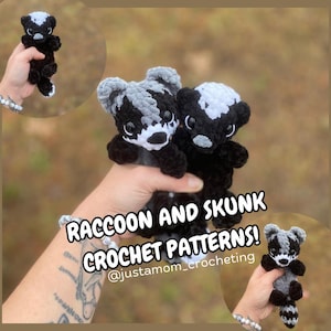 Op de afbeelding: Twee gehaakte knuffels, een wasbeer en een stinkdier, worden in de handen van een persoon gehouden. De wasbeer is grijs en zwart, en het stinkdier is zwart en wit. De tekst "Raccoon and Skunk Crochet Patterns! @justamom_crocheting" is zichtbaar in de afbeelding.