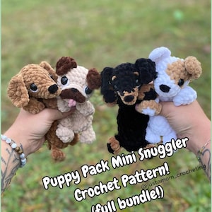 Könnte beinhalten: Ein Set aus vier gehäkelten Mini-Kuscheltieren in Form von Welpen. Die Welpen sind braun-weiß, schwarz-weiß, braun-weiß und weiß mit braunen Flecken. Die Spielzeuge werden in den Händen einer Person gehalten. Der Text auf dem Bild lautet "Puppy Pack Mini Snuggler Crochet Pattern! (full bundle!) @justamom_crocheting"