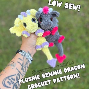 Może przedstawiać: Dwa szydełkowe pluszowe smoki, jeden żółty i jeden szary, są prezentowane na zielonym tle. Żółty smok ma fioletowe i żółte akcenty, a szary smok ma różowe akcenty. Tekst na zdjęciu brzmi "Low Sew!" i "Plushie Bennie Dragon Crochet Pattern!"