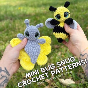 Könnte beinhalten: Zwei gehäkelte Amigurumi-Käfer, ein grau-gelber Schmetterling und eine gelb-schwarze Biene, mit großen Glitz Augen. Die Bildunterschrift lautet "Mini Bug Snug Crochet Patterns! @justamom_crocheting"