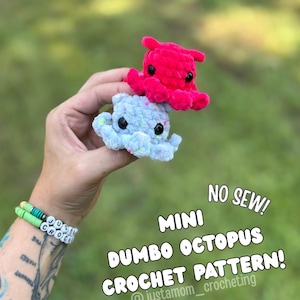 Puede incluir: Dos pequeños juguetes de pulpo de ganchillo hechos a mano. Uno es de color rojo brillante, el otro azul claro con motas de colores. El texto de la imagen dice "NO SEW! MINI DUMBO OCTOPUS CROCHET PATTERN!"